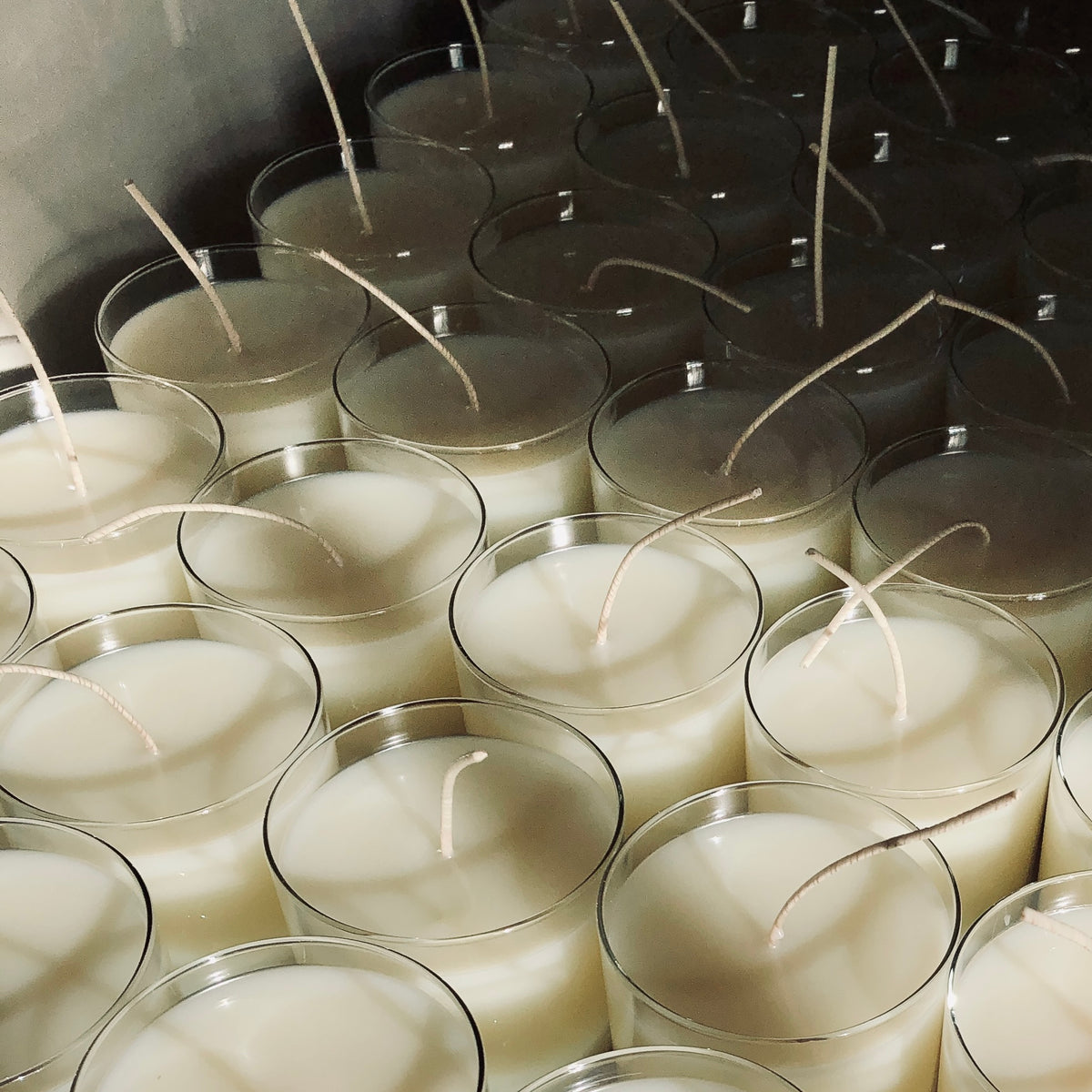 Natural and Non-toxic scented luxury coconut soy wax candle.
